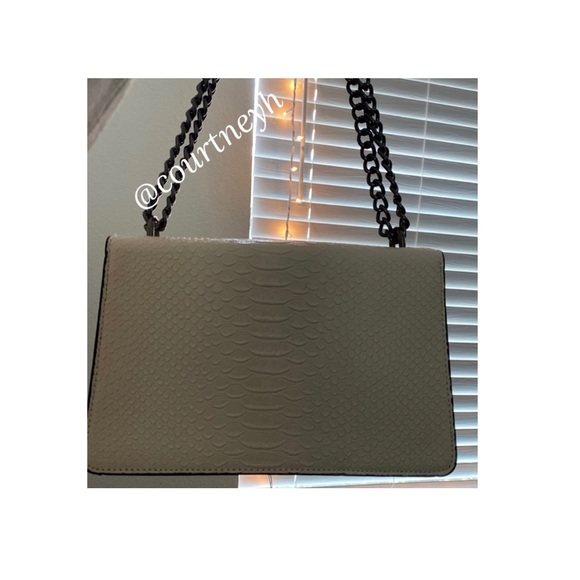 White chained purse - Picture 9 of 10